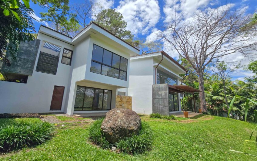 Lujosa Casa Contemporánea en Residencial Montaña del Sol / Santa Ana / 420 m² / Lote 1.577 m²