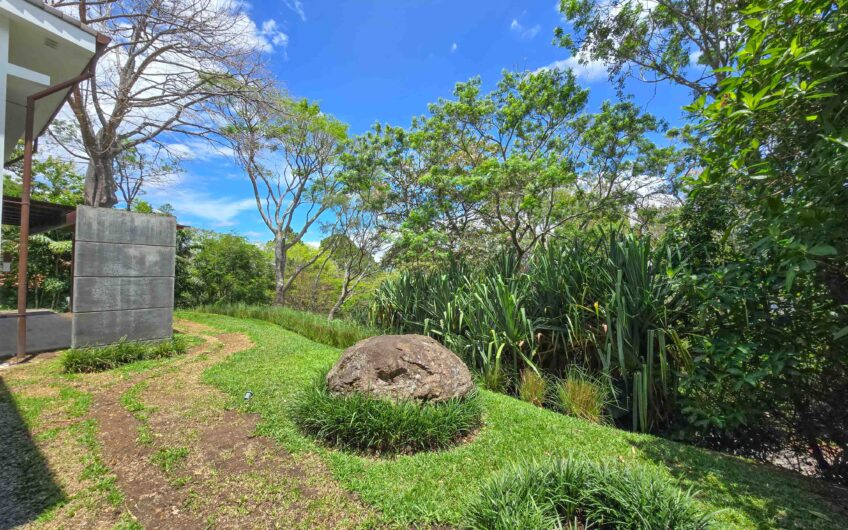 Lujosa Casa Contemporánea en Residencial Montaña del Sol / Santa Ana / 420 m² / Lote 1.577 m²