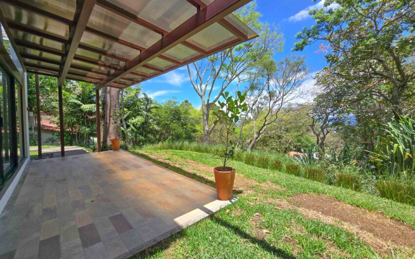 Lujosa Casa Contemporánea en Residencial Montaña del Sol / Santa Ana / 420 m² / Lote 1.577 m²