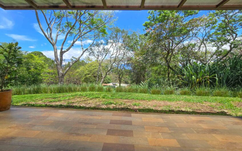 Lujosa Casa Contemporánea en Residencial Montaña del Sol / Santa Ana / 420 m² / Lote 1.577 m²