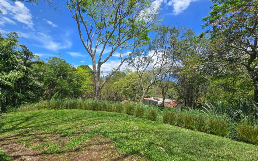 Lujosa Casa Contemporánea en Residencial Montaña del Sol / Santa Ana / 420 m² / Lote 1.577 m²