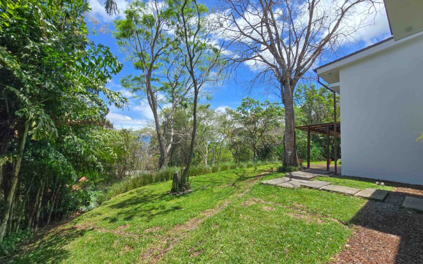 Lujosa Casa Contemporánea en Residencial Montaña del Sol / Santa Ana / 420 m² / Lote 1.577 m²