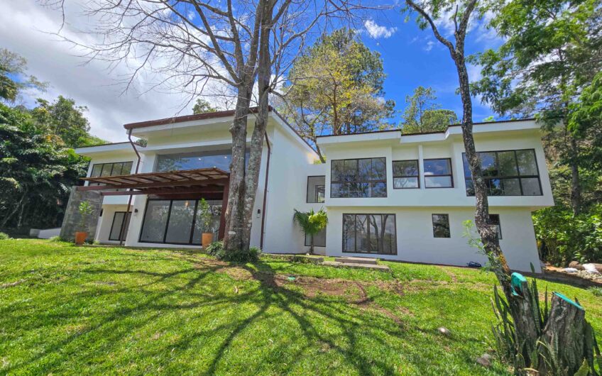Lujosa Casa Contemporánea en Residencial Montaña del Sol / Santa Ana / 420 m² / Lote 1.577 m²