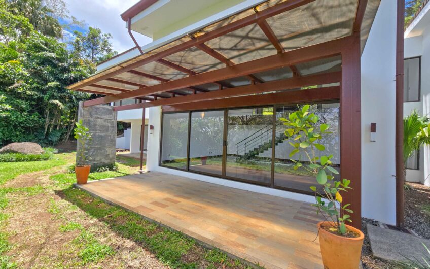 Lujosa Casa Contemporánea en Residencial Montaña del Sol / Santa Ana / 420 m² / Lote 1.577 m²