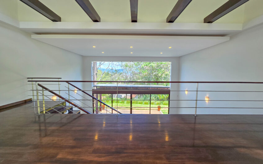 Lujosa Casa Contemporánea en Residencial Montaña del Sol / Santa Ana / 420 m² / Lote 1.577 m²