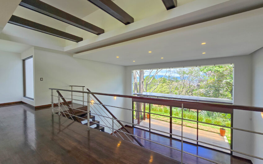 Lujosa Casa Contemporánea en Residencial Montaña del Sol / Santa Ana / 420 m² / Lote 1.577 m²