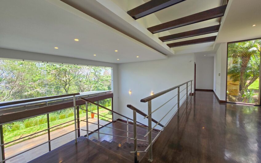 Lujosa Casa Contemporánea en Residencial Montaña del Sol / Santa Ana / 420 m² / Lote 1.577 m²