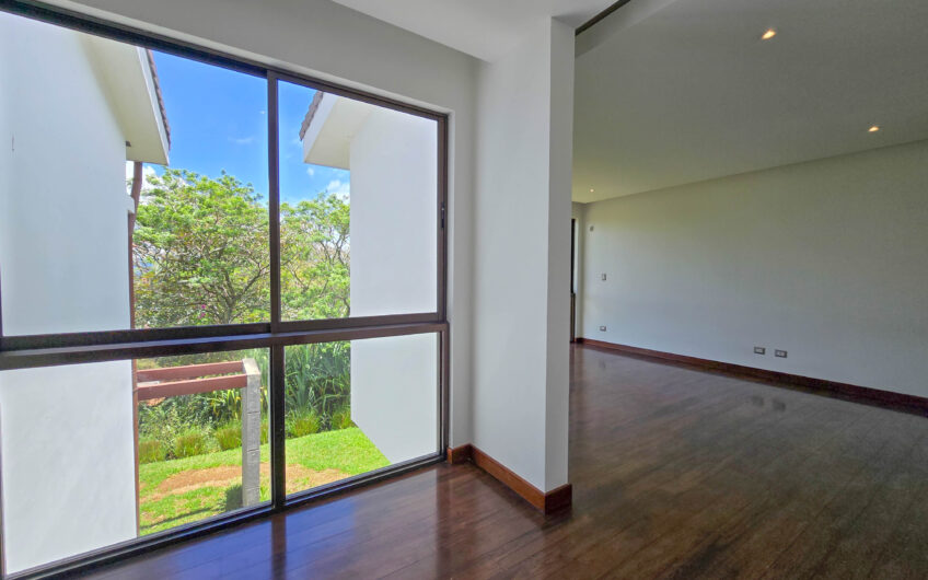 Lujosa Casa Contemporánea en Residencial Montaña del Sol / Santa Ana / 420 m² / Lote 1.577 m²