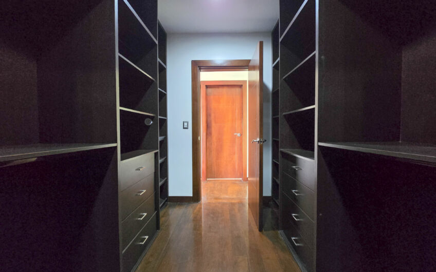 Lujosa Casa Contemporánea en Residencial Montaña del Sol / Santa Ana / 420 m² / Lote 1.577 m²