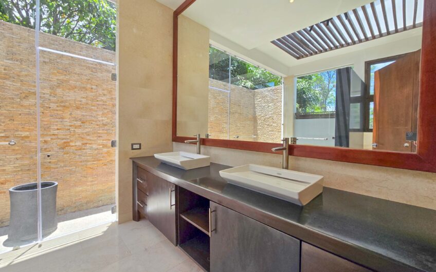 Lujosa Casa Contemporánea en Residencial Montaña del Sol / Santa Ana / 420 m² / Lote 1.577 m²