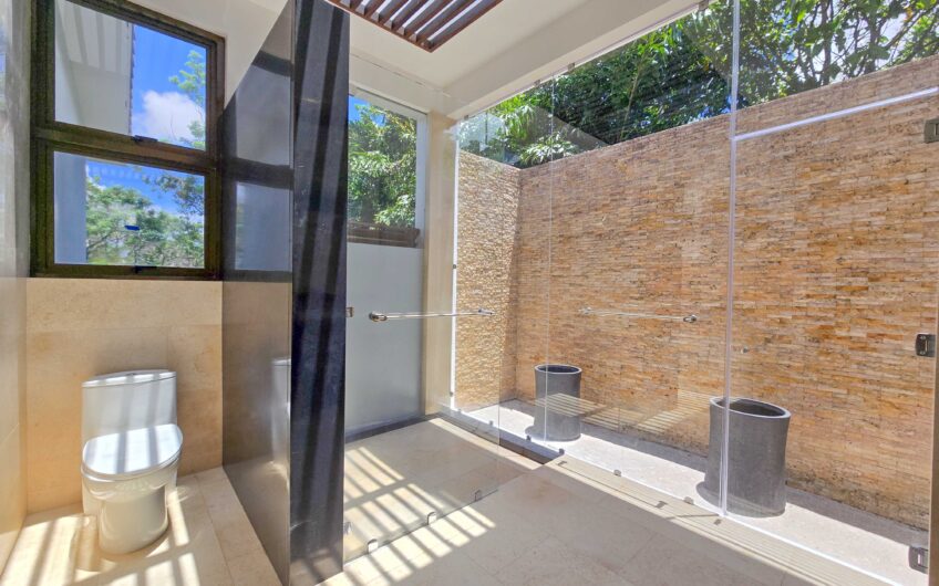 Lujosa Casa Contemporánea en Residencial Montaña del Sol / Santa Ana / 420 m² / Lote 1.577 m²