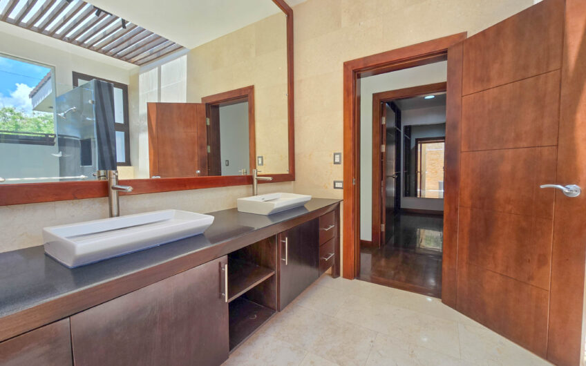 Lujosa Casa Contemporánea en Residencial Montaña del Sol / Santa Ana / 420 m² / Lote 1.577 m²