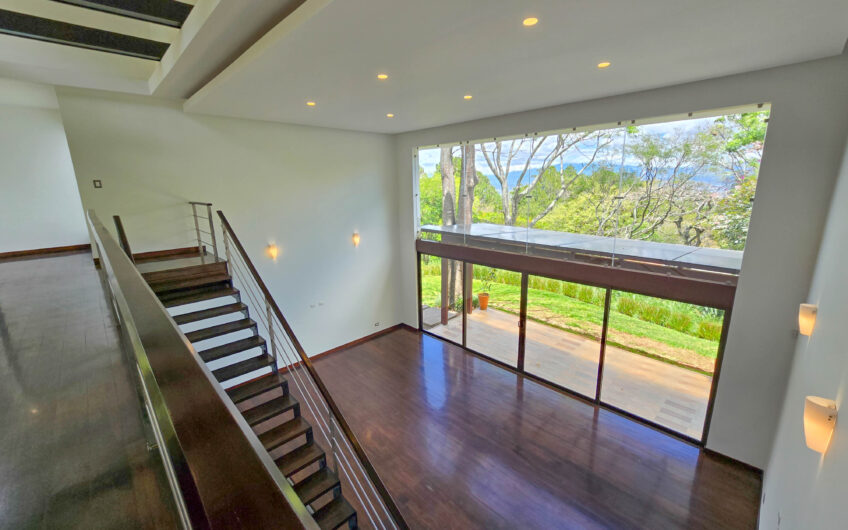 Lujosa Casa Contemporánea en Residencial Montaña del Sol / Santa Ana / 420 m² / Lote 1.577 m²