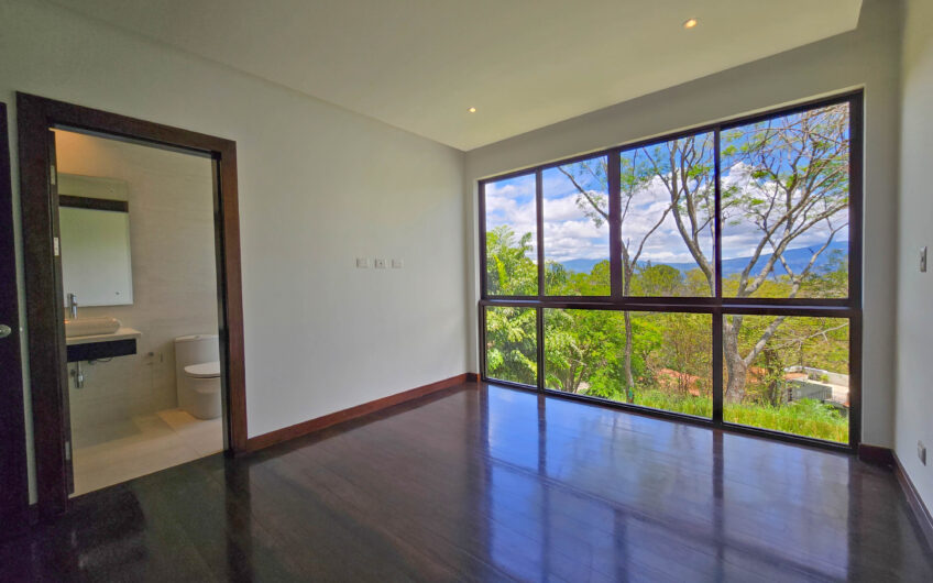 Lujosa Casa Contemporánea en Residencial Montaña del Sol / Santa Ana / 420 m² / Lote 1.577 m²