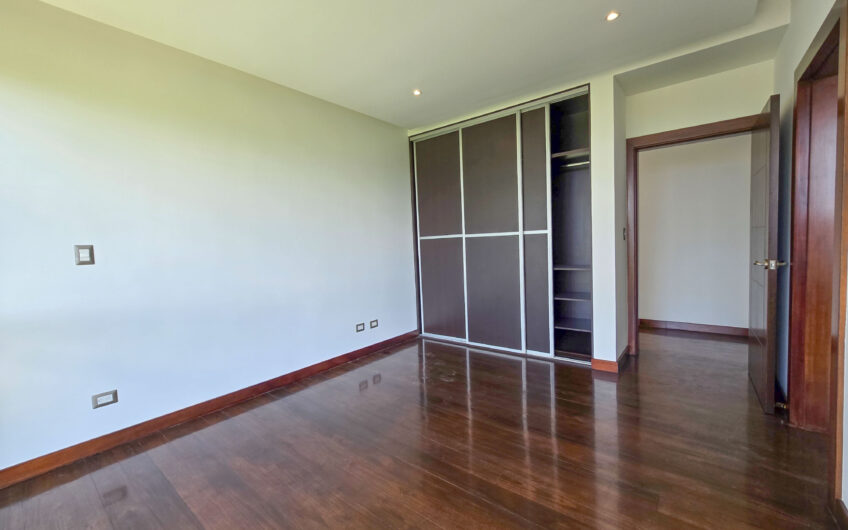 Lujosa Casa Contemporánea en Residencial Montaña del Sol / Santa Ana / 420 m² / Lote 1.577 m²