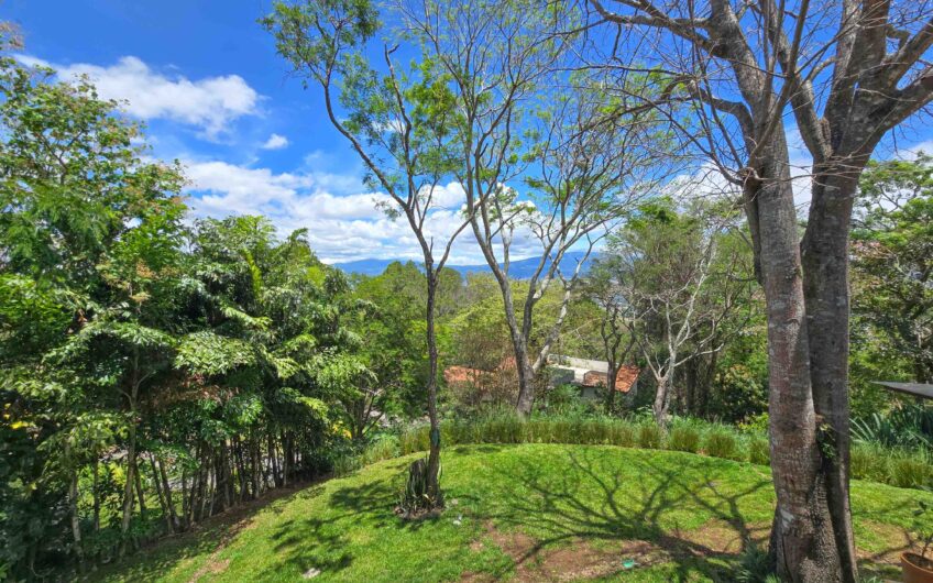 Lujosa Casa Contemporánea en Residencial Montaña del Sol / Santa Ana / 420 m² / Lote 1.577 m²