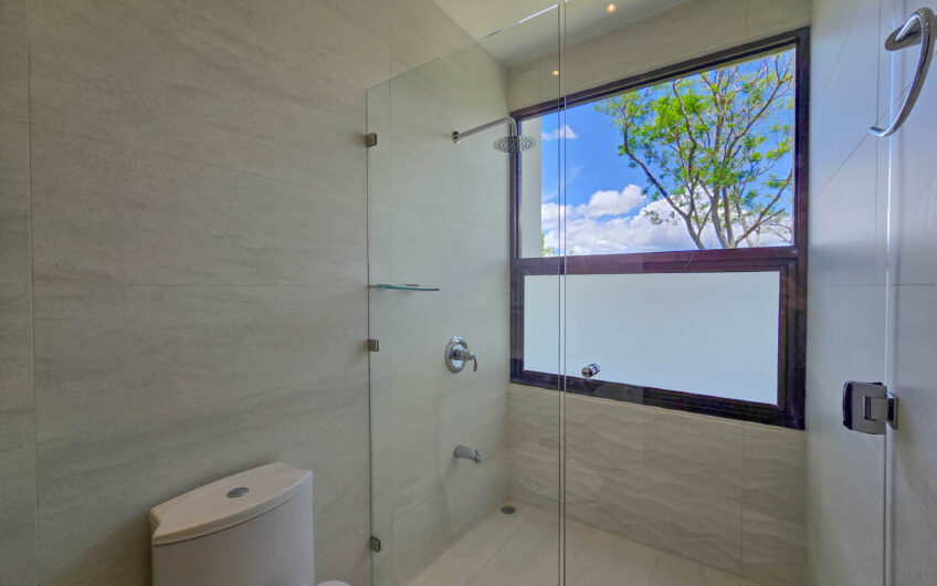 Lujosa Casa Contemporánea en Residencial Montaña del Sol / Santa Ana / 420 m² / Lote 1.577 m²