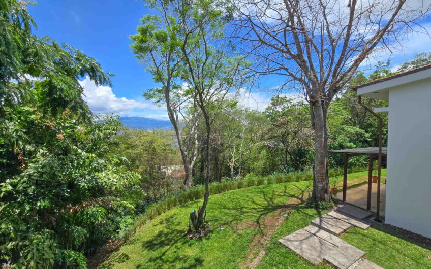 Lujosa Casa Contemporánea en Residencial Montaña del Sol / Santa Ana / 420 m² / Lote 1.577 m²