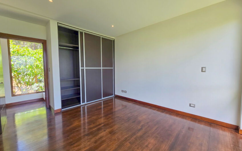 Lujosa Casa Contemporánea en Residencial Montaña del Sol / Santa Ana / 420 m² / Lote 1.577 m²