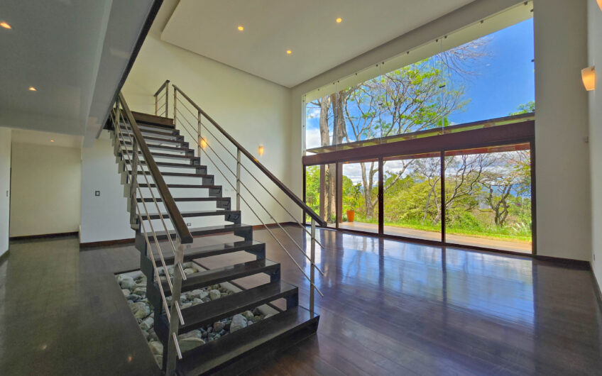 Lujosa Casa Contemporánea en Residencial Montaña del Sol / Santa Ana / 420 m² / Lote 1.577 m²