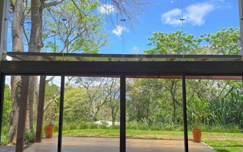 Lujosa Casa Contemporánea en Residencial Montaña del Sol / Santa Ana / 420 m² / Lote 1.577 m²