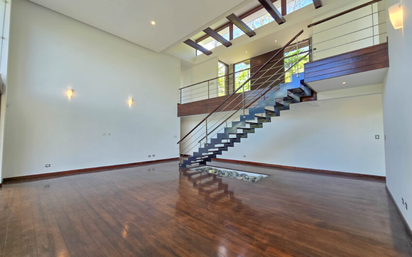 Lujosa Casa Contemporánea en Residencial Montaña del Sol / Santa Ana / 420 m² / Lote 1.577 m²