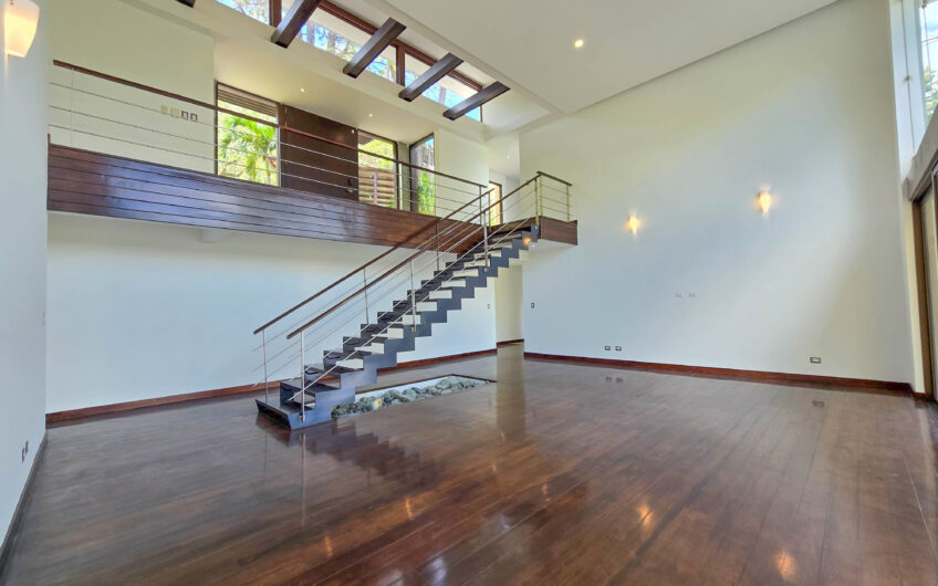 Lujosa Casa Contemporánea en Residencial Montaña del Sol / Santa Ana / 420 m² / Lote 1.577 m²