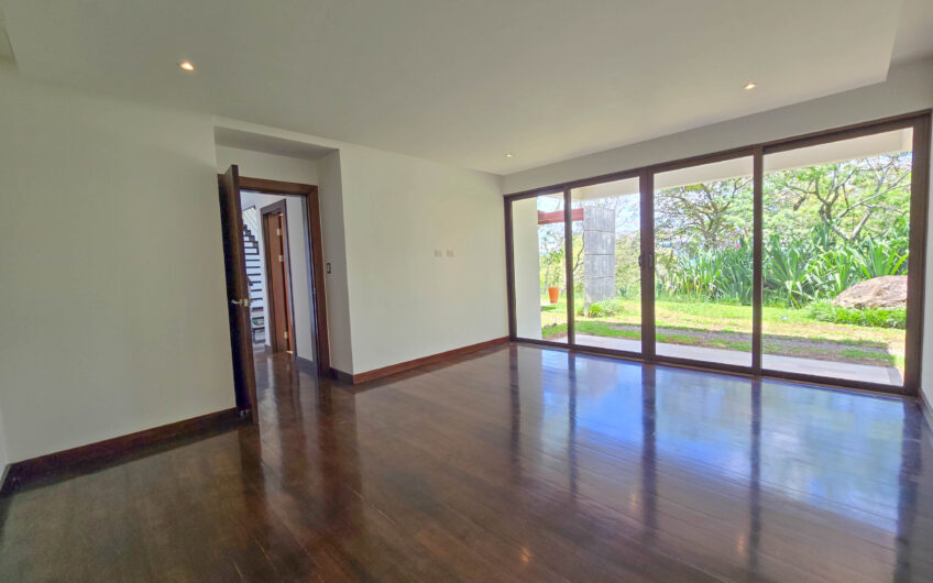 Lujosa Casa Contemporánea en Residencial Montaña del Sol / Santa Ana / 420 m² / Lote 1.577 m²