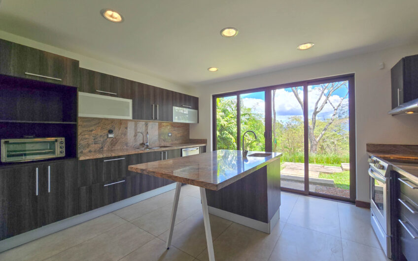 Lujosa Casa Contemporánea en Residencial Montaña del Sol / Santa Ana / 420 m² / Lote 1.577 m²