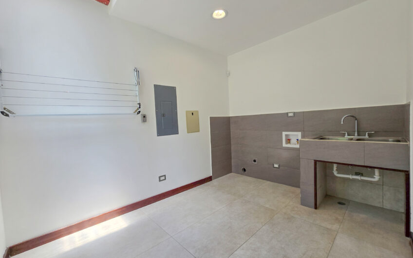 Lujosa Casa Contemporánea en Residencial Montaña del Sol / Santa Ana / 420 m² / Lote 1.577 m²