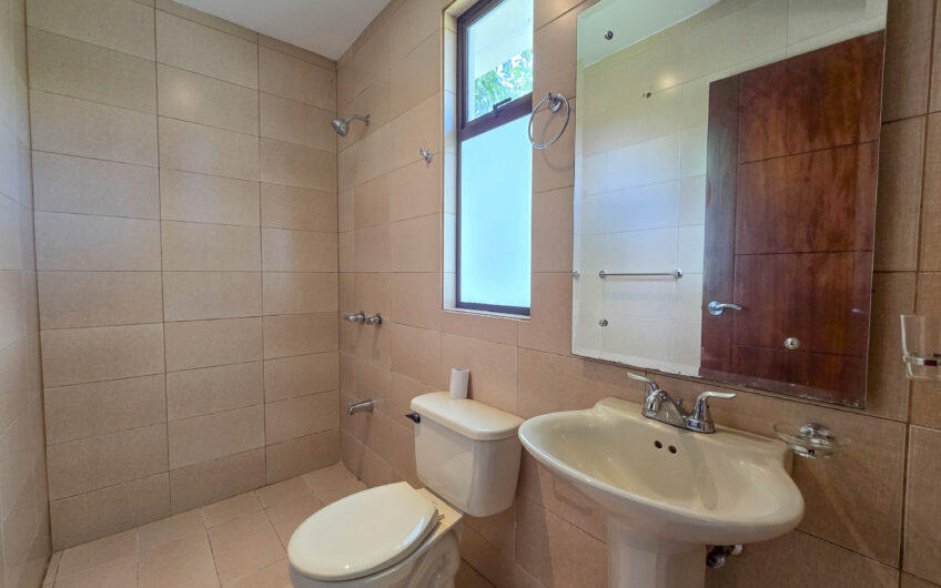 Lujosa Casa Contemporánea en Residencial Montaña del Sol / Santa Ana / 420 m² / Lote 1.577 m²