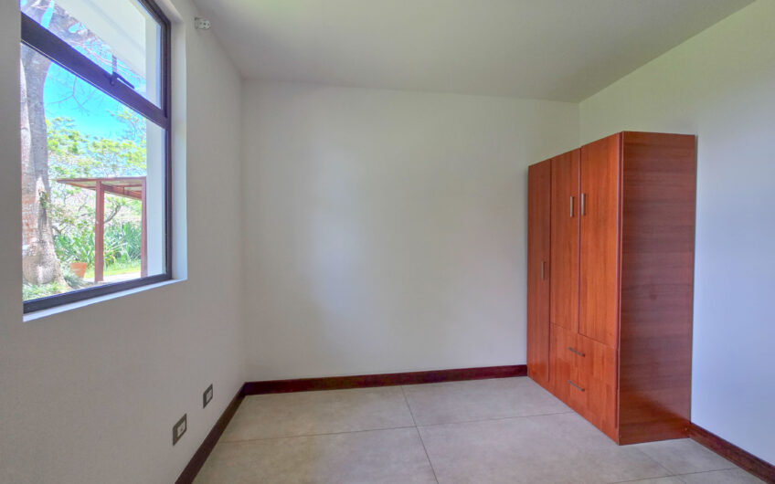 Lujosa Casa Contemporánea en Residencial Montaña del Sol / Santa Ana / 420 m² / Lote 1.577 m²