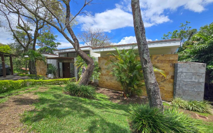 Lujosa Casa Contemporánea en Residencial Montaña del Sol / Santa Ana / 420 m² / Lote 1.577 m²