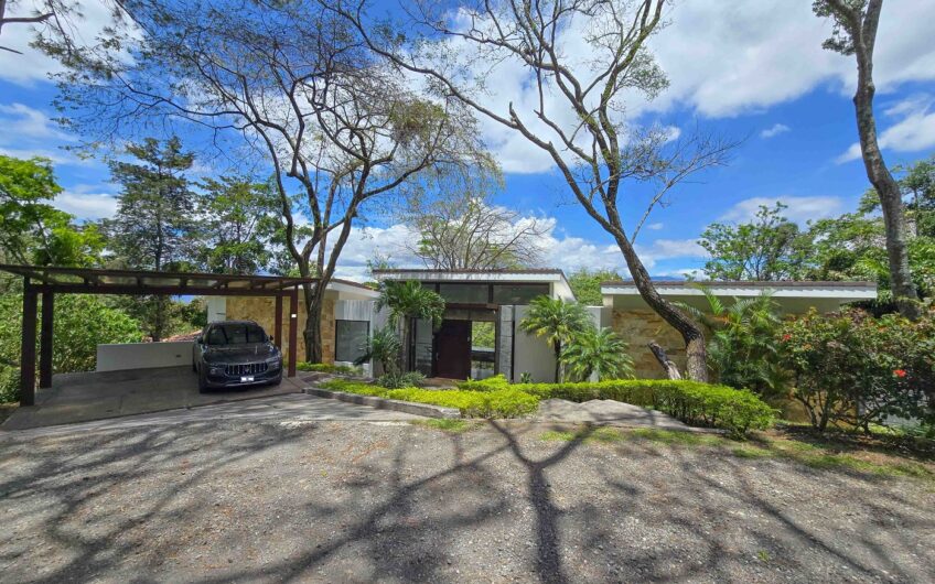 Lujosa Casa Contemporánea en Residencial Montaña del Sol / Santa Ana / 420 m² / Lote 1.577 m²