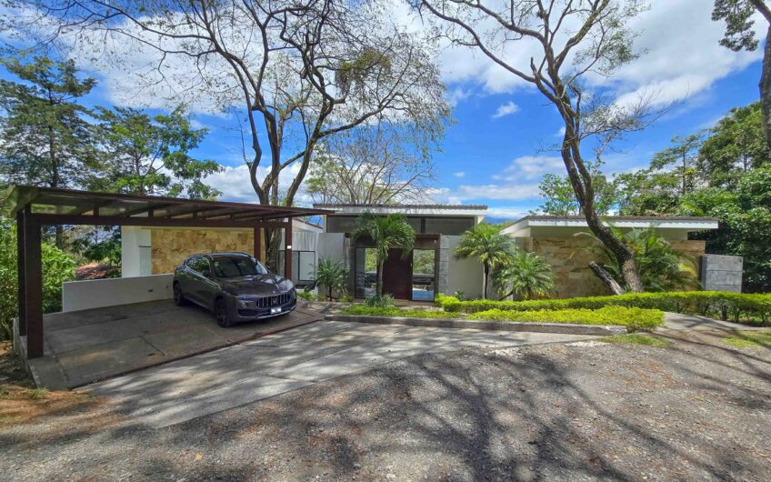Lujosa Casa Contemporánea en Residencial Montaña del Sol / Santa Ana / 420 m² / Lote 1.577 m²