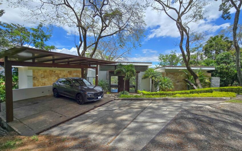 Lujosa Casa Contemporánea en Residencial Montaña del Sol / Santa Ana / 420 m² / Lote 1.577 m²