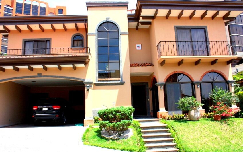 Condo amueblado de 4 habit. + de servicio en Jaboncillos Escazú