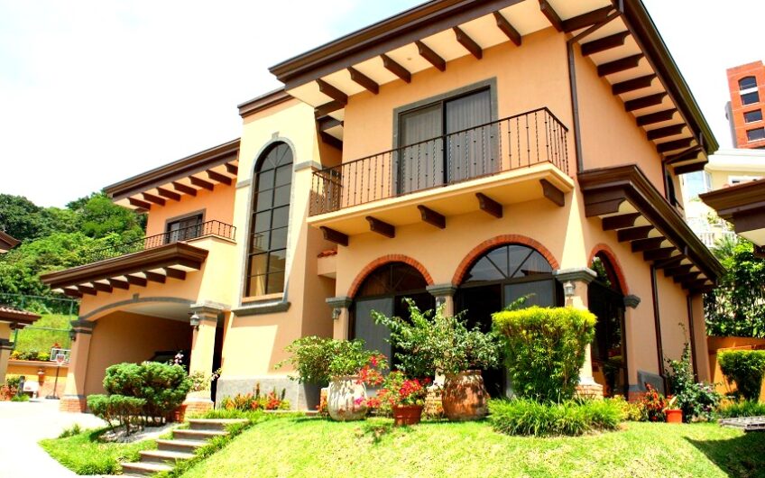 Condo amueblado de 4 habit. + de servicio en Jaboncillos Escazú