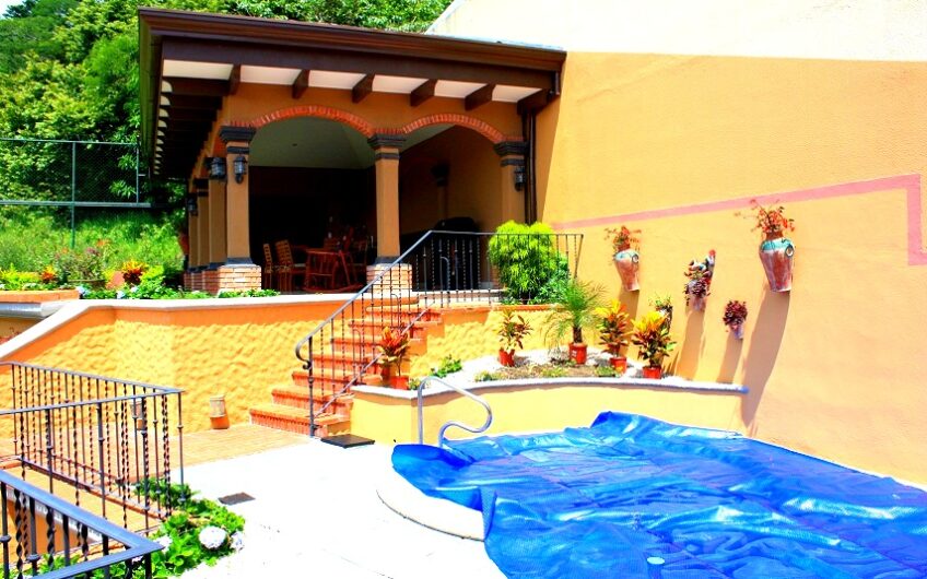 Condo amueblado de 4 habit. + de servicio en Jaboncillos Escazú