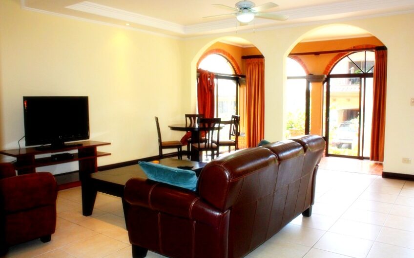 Condo amueblado de 4 habit. + de servicio en Jaboncillos Escazú