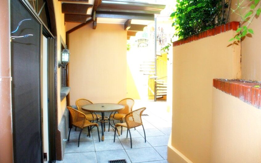 Condo amueblado de 4 habit. + de servicio en Jaboncillos Escazú