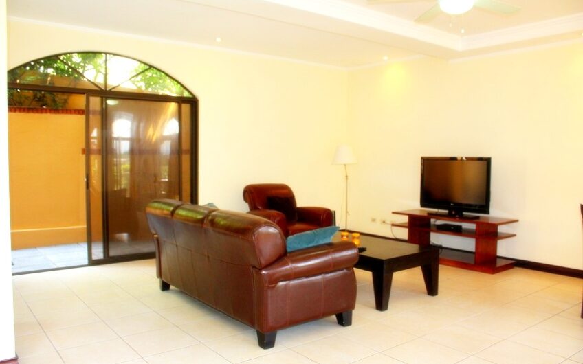 Condo amueblado de 4 habit. + de servicio en Jaboncillos Escazú