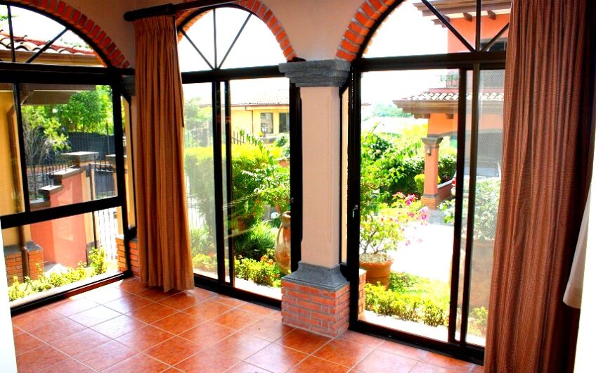 Condo amueblado de 4 habit. + de servicio en Jaboncillos Escazú