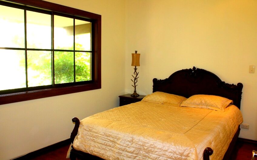 Condo amueblado de 4 habit. + de servicio en Jaboncillos Escazú