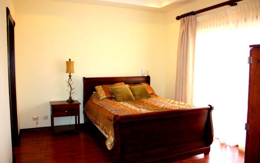 Condo amueblado de 4 habit. + de servicio en Jaboncillos Escazú