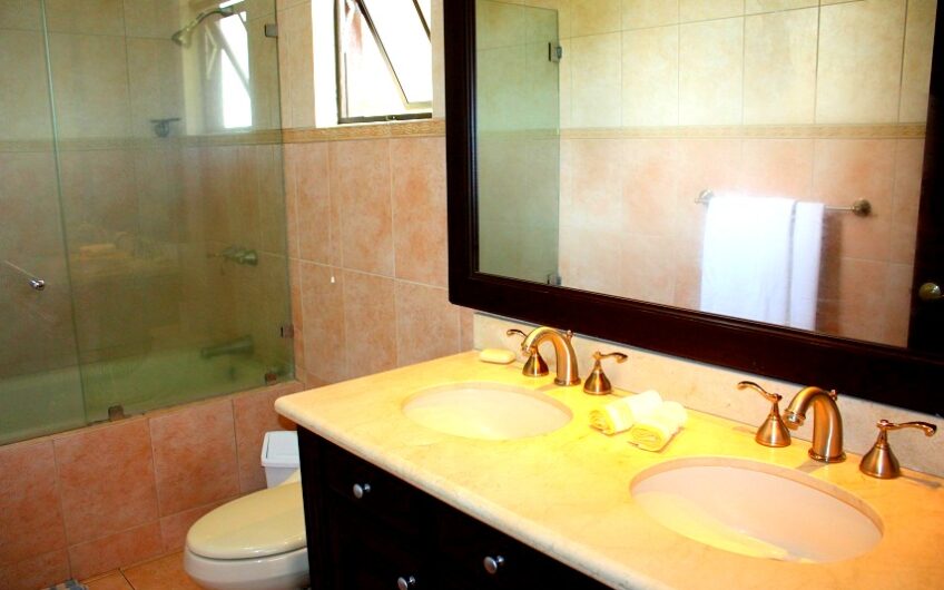 Condo amueblado de 4 habit. + de servicio en Jaboncillos Escazú