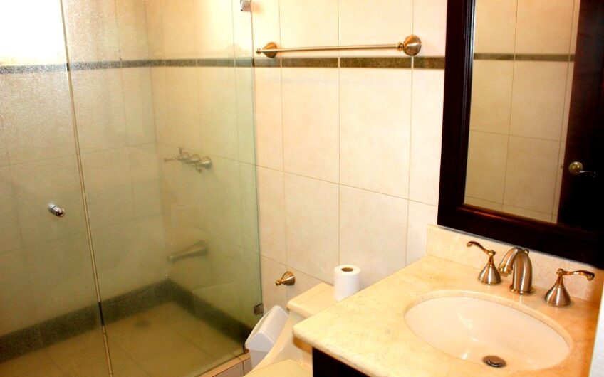 Condo amueblado de 4 habit. + de servicio en Jaboncillos Escazú