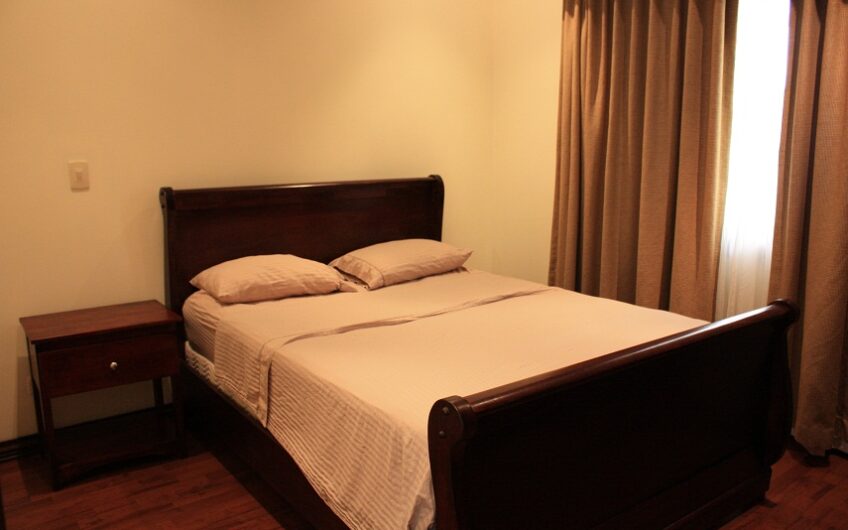 Condo amueblado de 4 habit. + de servicio en Jaboncillos Escazú