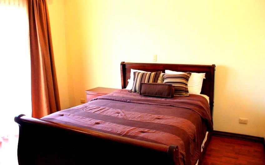 Condo amueblado de 4 habit. + de servicio en Jaboncillos Escazú