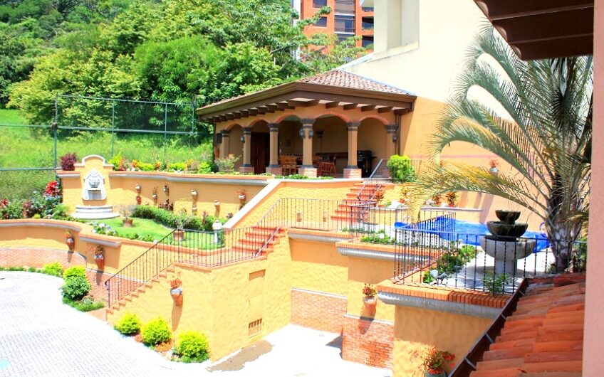 Condo amueblado de 4 habit. + de servicio en Jaboncillos Escazú